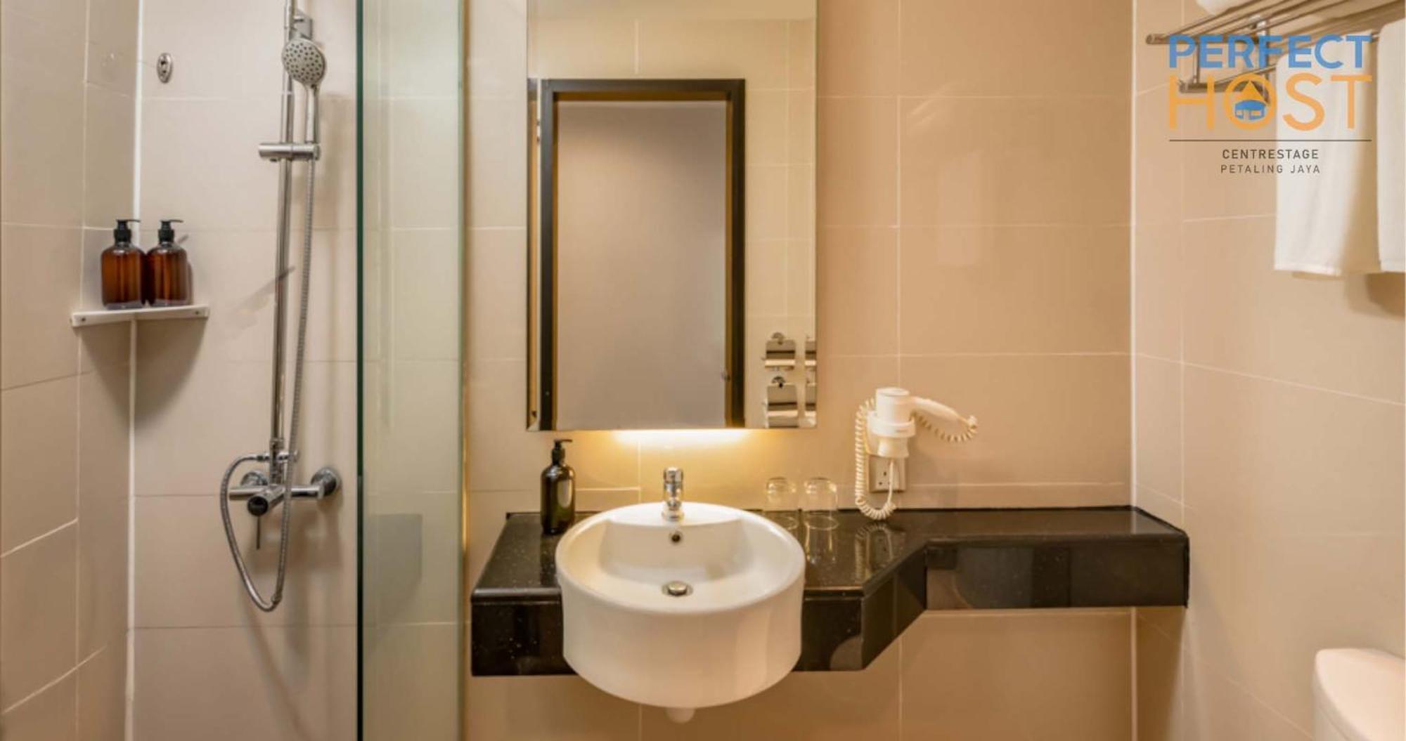 Centrestage Petaling Jaya By Perfect Host Hotel Kültér fotó Bathroom