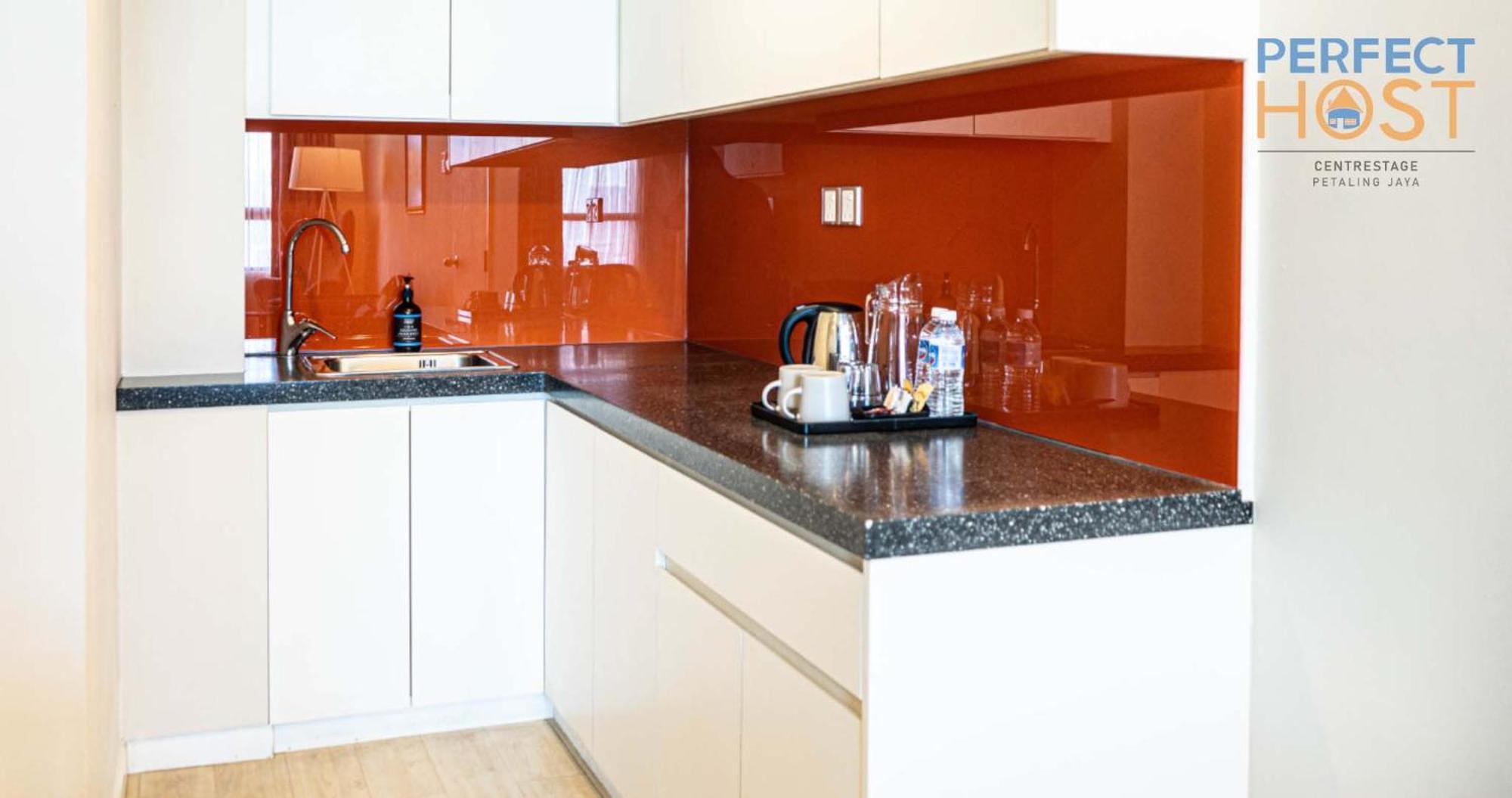 Centrestage Petaling Jaya By Perfect Host Hotel Kültér fotó A kitchen with a granite countertop