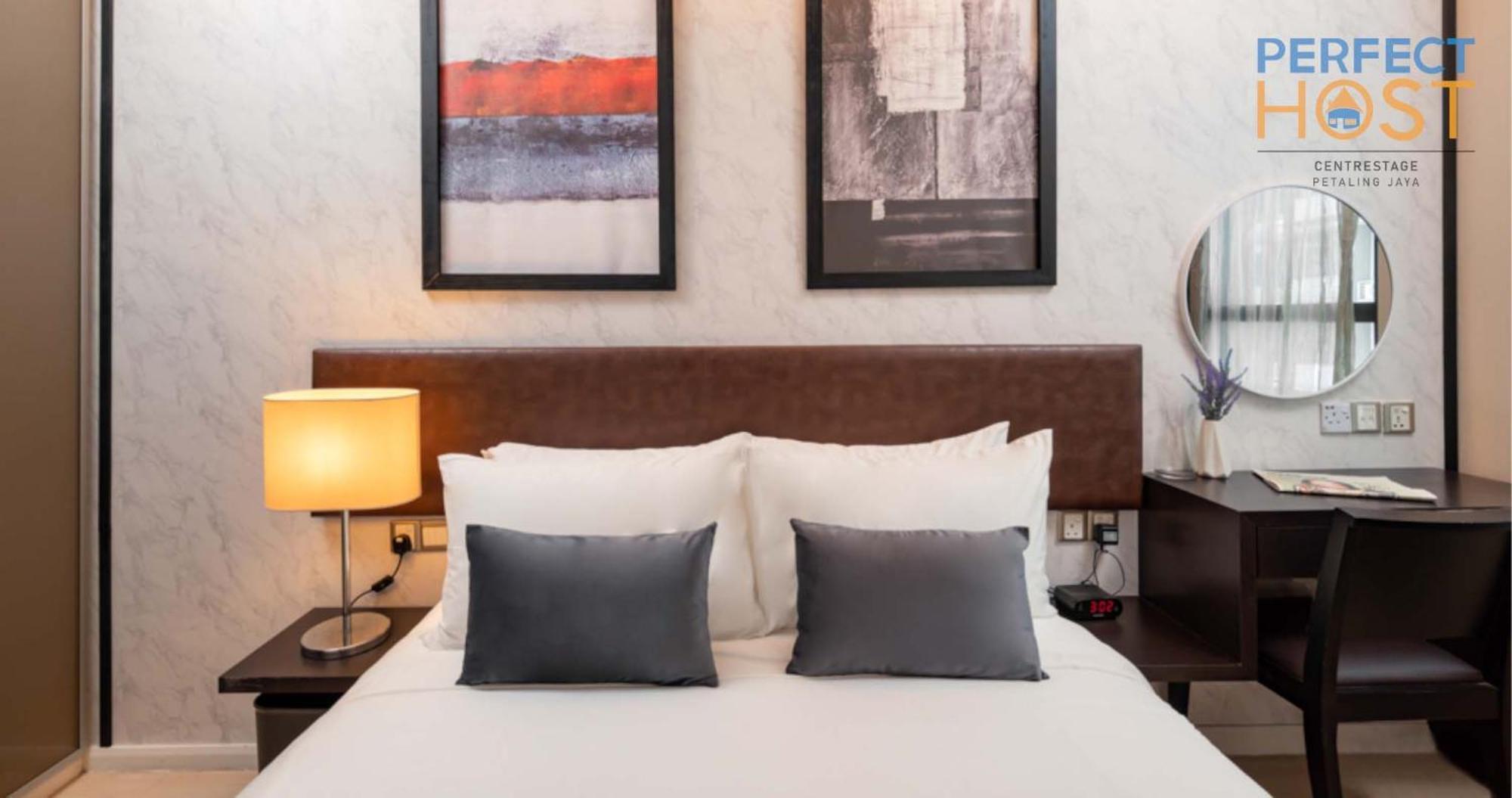 Centrestage Petaling Jaya By Perfect Host Hotel Kültér fotó A bedroom at the hotel