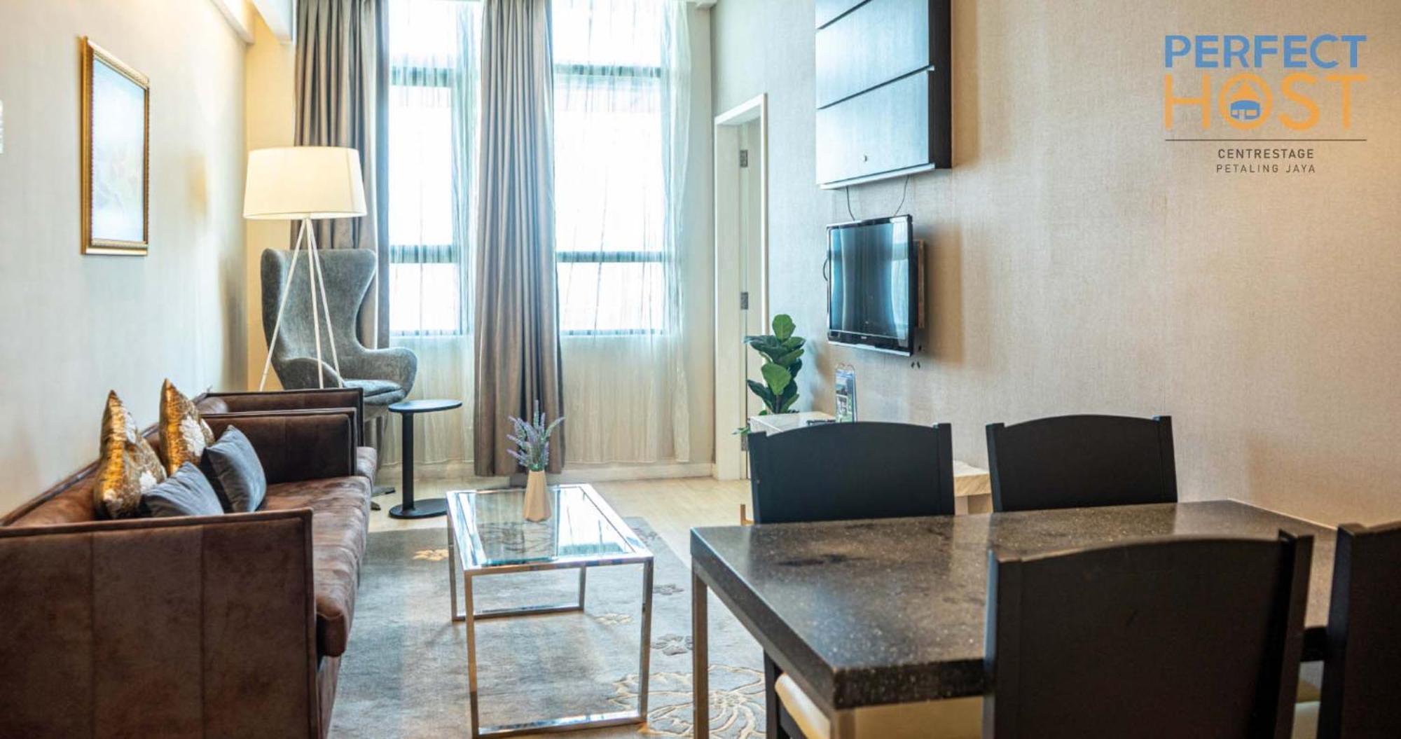 Centrestage Petaling Jaya By Perfect Host Hotel Kültér fotó A living room in a serviced apartment in Warsaw, Poland