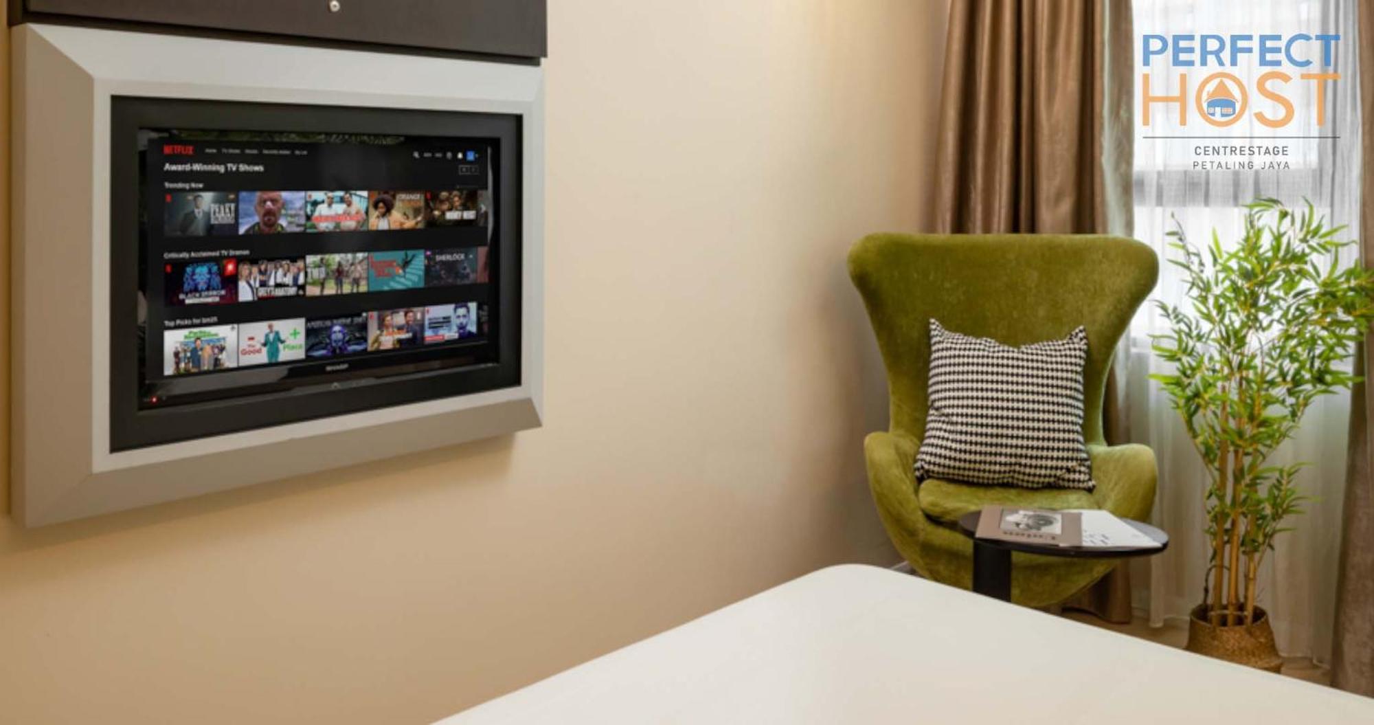 Centrestage Petaling Jaya By Perfect Host Hotel Kültér fotó A television in a hotel room